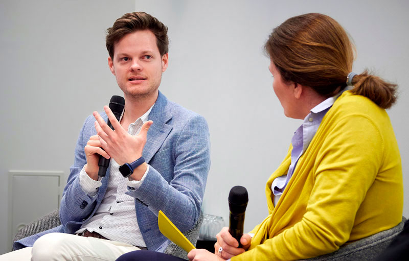 Phil Hackemann bei einer Podiumsdiskussion