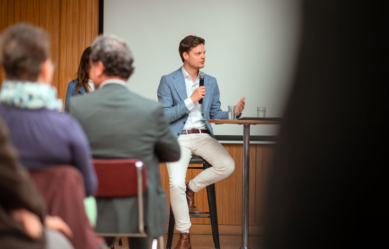 Phil Hackemann bei einer Podiumsdiskussion