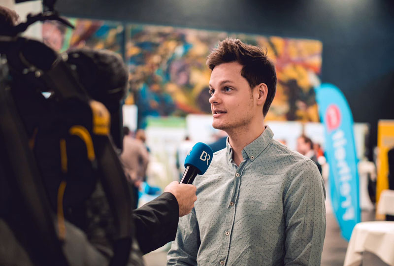 Phil Hackemann bei einem Fernsehauftritt