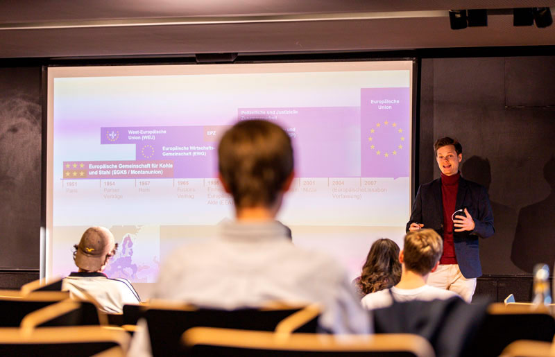 Phil Hackemann an einer Universität